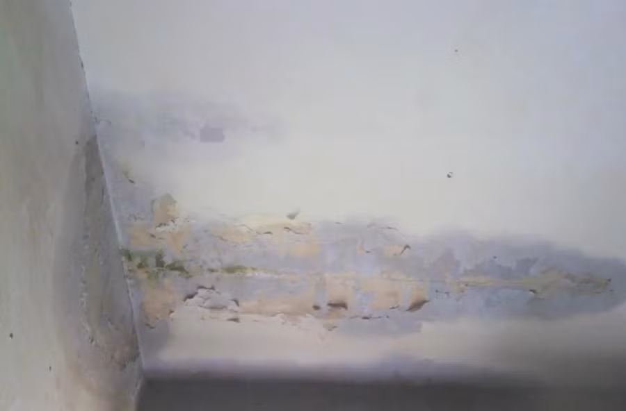 Trong thời tiết mưa to, cần luôn để ý xem nhà có bị dột hay không. (Ảnh: ITN).