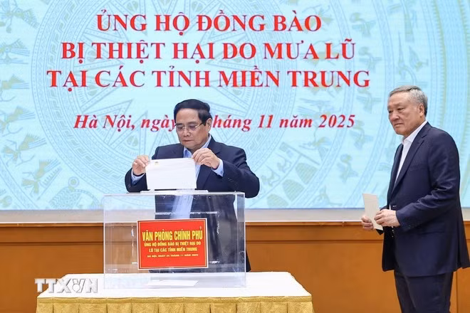 Thủ tướng Phạm Minh Chính quyên góp ủng hộ đồng bào bị thiệt hại do mưa lũ tại các tỉnh miền Trung. (Ảnh: Dương Giang/TTXVN)