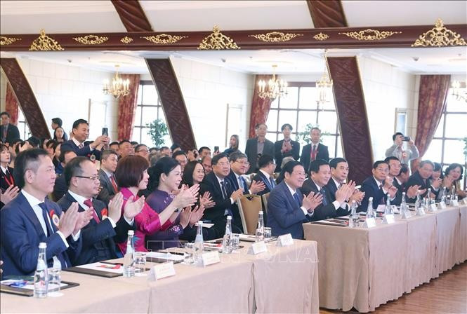 Các đại biểu tham dự buổi gặp gỡ của Tổng Bí thư Tô Lâm với cán bộ, nhân viên, đại diện cộng đồng người Việt Nam tại Liên bang Nga. Ảnh: Thống Nhất/TTXVN. Các đại biểu tham dự buổi gặp gỡ của Tổng Bí thư Tô Lâm với cán bộ, nhân viên, đại diện cộng đồng người Việt Nam tại Liên bang Nga. Ảnh: Thống Nhất/TTXVN.