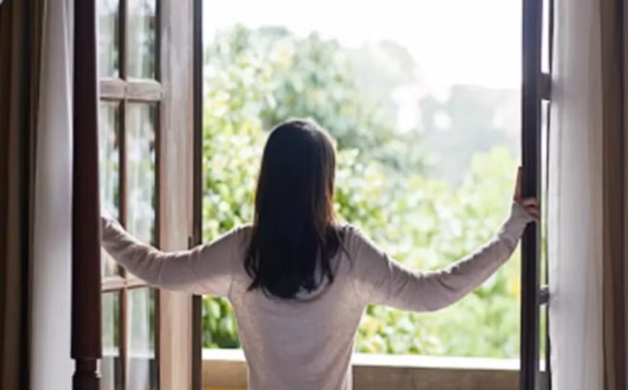 Mở cửa sổ để thông gió khi thời tiết đẹp là cách tốt nhất và hiệu quả nhất để tăng hàm lượng oxy trong không khí trong nhà. (Ảnh: ITN)