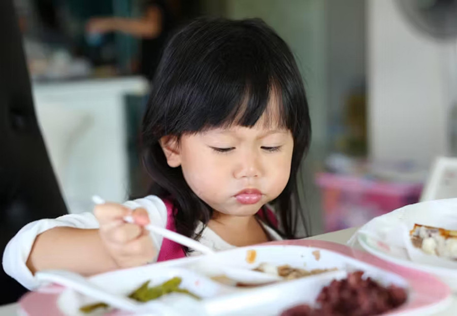 Luôn giám sát khi con đang ăn. (Ảnh: ITN). 3. Luon giam sat khi con dang an.jpg
