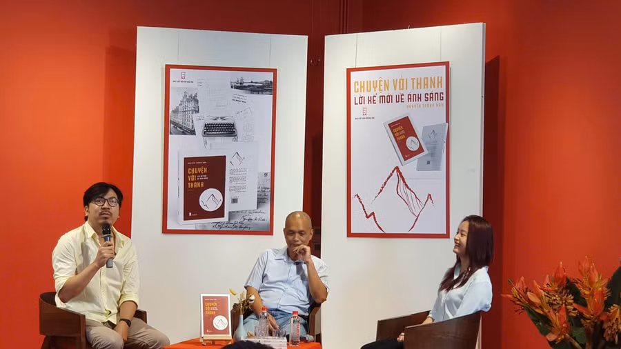 Các diễn giả trong Lễ ra mắt sách “Chuyện với Thanh – Lời kể mới về ánh sáng”. Từ trái qua phải: Cù Trọng Xoay, TS Nguyễn Thành Nam và em Thanh.