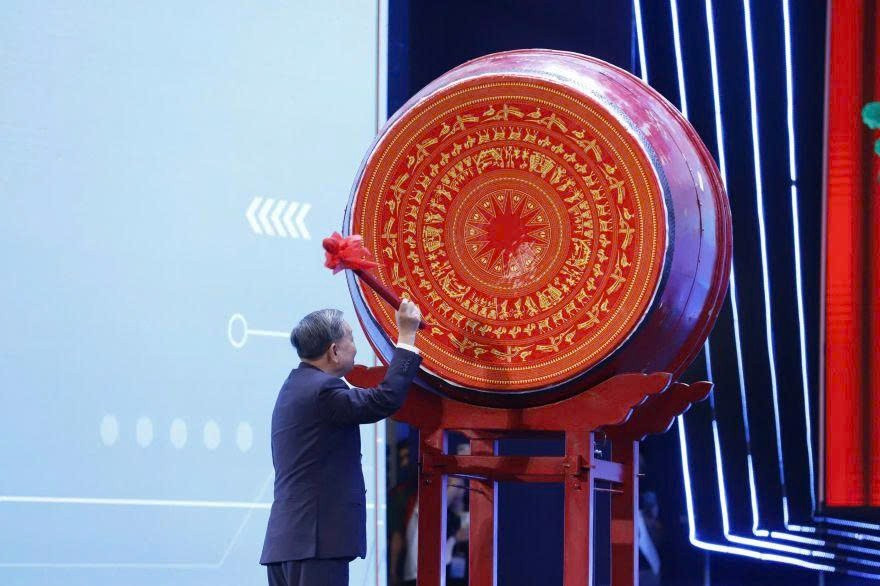 Tổng Bí thư Tô Lâm đánh trống, chính thức khai giảng năm học mới 2025-2026. Tổng Bí thư Tô Lâm đánh trống, chính thức khai giảng năm học mới 2025-2026.