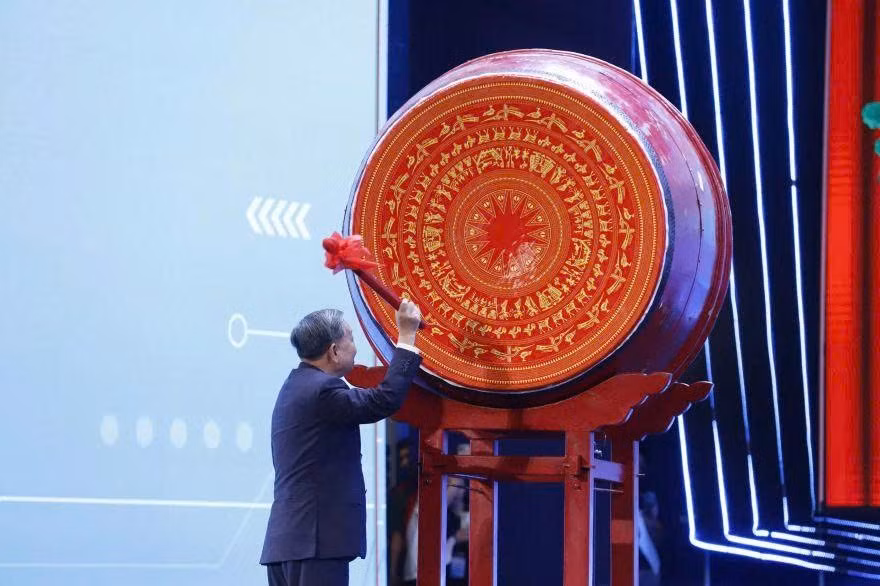 Tổng Bí thư Tô Lâm đánh trống, chính thức khai giảng năm học mới 2025-2026.