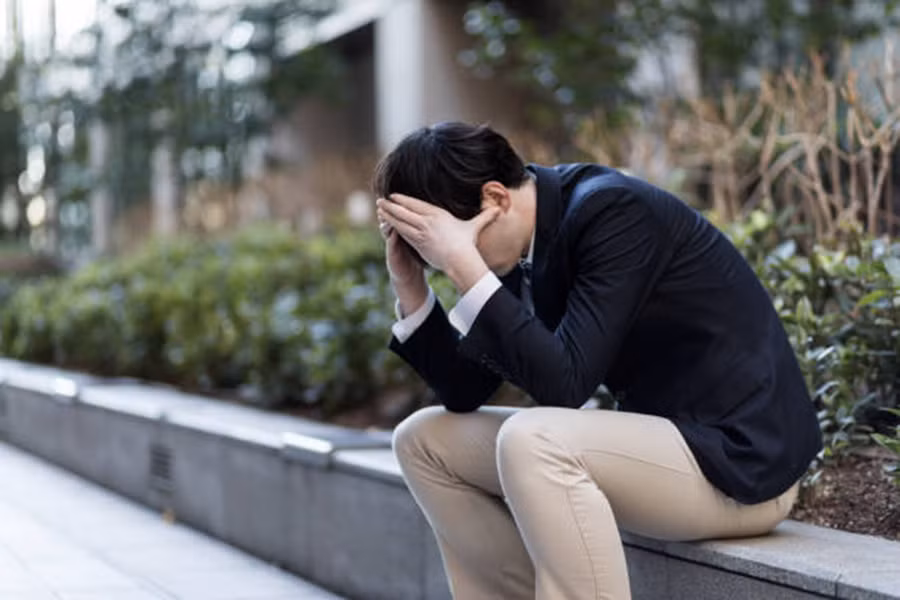 Dấu hiệu của một người đàn ông thất tình là anh ấy cầu xin bạn quay trở lại. (Ảnh: ITN).