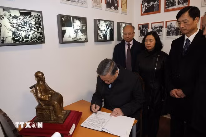 Tổng Bí thư, Chủ tịch nước Tô Lâm ký sổ vàng lưu niệm tại Không gian Hồ Chí Minh trong khuôn viên Bảo tàng Lịch sử Sống ở Công viên Montreau. (Ảnh: Trí Dũng/TTXVN).