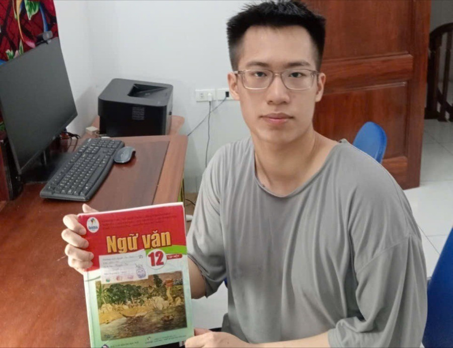 Em Nguyễn Tự Quyết - học sinh lớp 12A9, Trường Trung học phổ thông Nguyễn Gia Thiều (Long Biên, Hà Nội) đạt điểm tối đa khối A00. Ảnh: NVCC