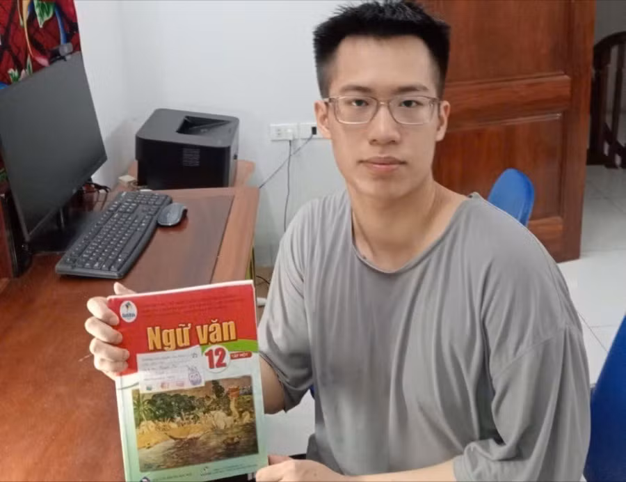 Em Nguyễn Tự Quyết - học sinh lớp 12A9, Trường Trung học phổ thông Nguyễn Gia Thiều (Long Biên, Hà Nội) đạt điểm tối đa khối A00. Ảnh: NVCC