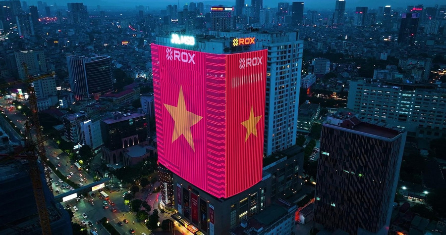 ROX Tower trên đường Nguyễn Chí Thanh nổi bật với màn hình LED khổng lồ rực sắc cờ đỏ sao vàng, hòa cùng khí thế Thủ đô chào mừng 2/9. ROX Tower trên đường Nguyễn Chí Thanh nổi bật với màn hình LED khổng lồ rực sắc cờ đỏ sao vàng, hòa cùng khí thế Thủ đô chào mừng 2/9.