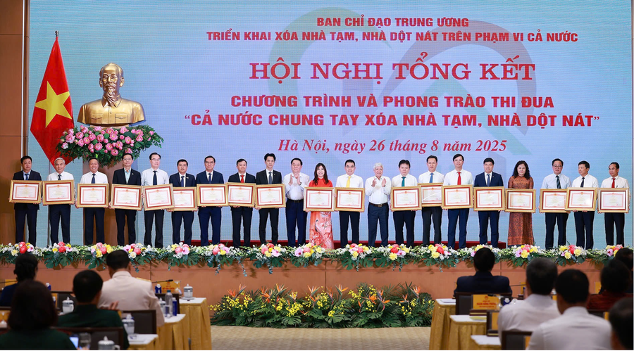 Techcombank cùng các doanh nghiệp vinh dự nhận bằng khen từ Thủ tướng Chính phủ, ghi nhận những đóng góp nổi bật trong chương trình “Cả nước chung tay xóa nhà tạm, nhà dột nát năm 2025”. Ảnh: Dương Giang - TTXVN