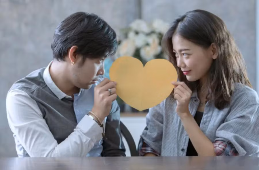 Cùng nhau quản lý tài chính gia đình làm tình cảm vợ chồng thêm sâu đậm. (Ảnh: ITN)