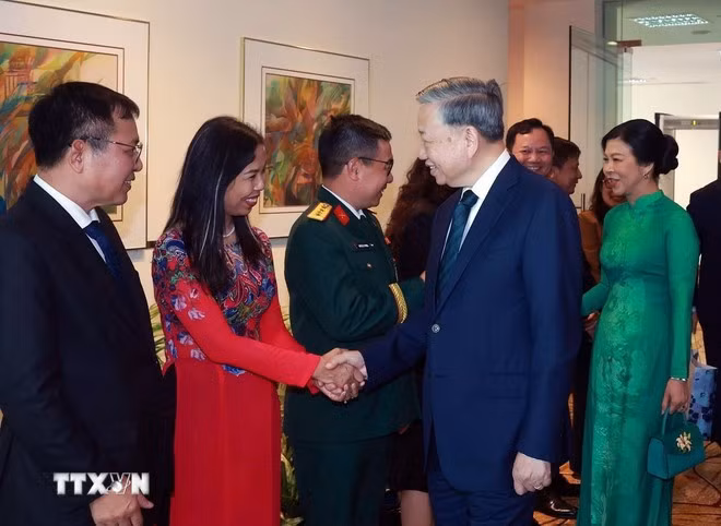 Cán bộ, nhân viên Đại sứ quán tiễn Tổng Bí thư Tô Lâm và Phu nhân. (Ảnh: Thống Nhất/TTXVN).