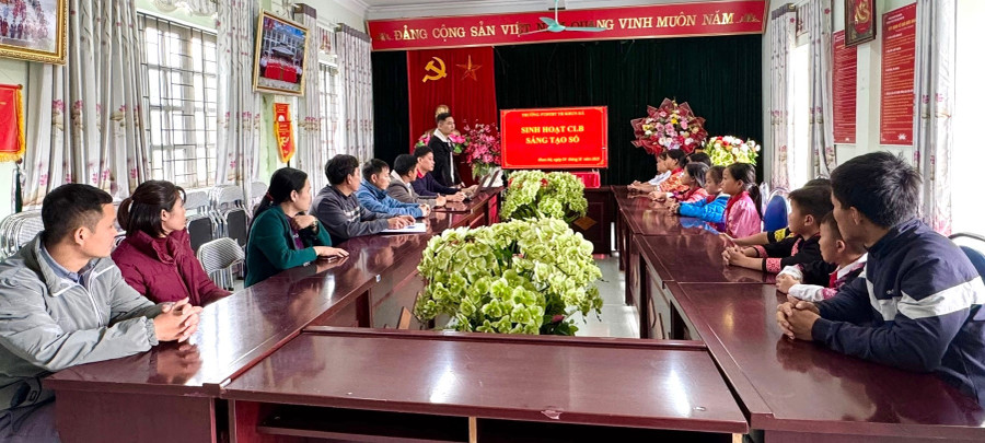 Một buổi sinh hoạt của Câu lạc bộ Sáng tạo số Trường Phổ thông DTBT Tiểu học Khun Há. Ảnh BLC