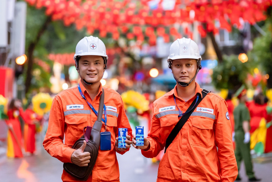 Những thanh niên khỏe mạnh của ngành điện lực cũng cần tiếp thêm dinh dưỡng để đảm bảo sức khỏe suốt thời gian thực hiện nhiệm vụ tại đại lễ.