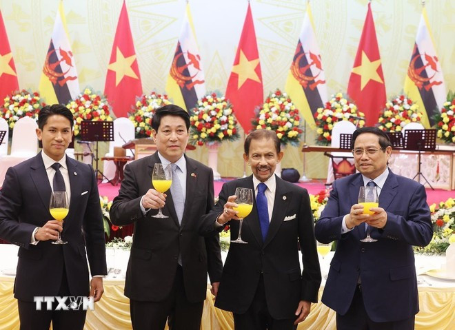 Chủ tịch nước Lương Cường, Thủ tướng Phạm Minh Chính và Quốc vương Brunei Darussalam Haji Hassanal Bolkiah dự tiệc chiêu đãi. (Ảnh: Lâm Khánh/TTXVN)