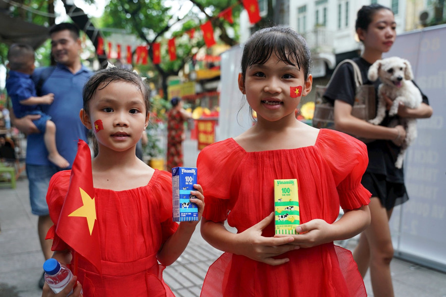 Em bé vui khoe hộp sữa Vinamilk vừa được nhận. Vinamilk luôn dành sự quan tâm đặc biệt đến trẻ em – mang đến nguồn dinh dưỡng chất lượng để các em lớn lên khỏe mạnh, vững vàng và đầy ước mơ.