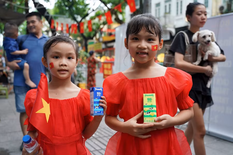 Em bé vui khoe hộp sữa Vinamilk vừa được nhận. Vinamilk luôn dành sự quan tâm đặc biệt đến trẻ em – mang đến nguồn dinh dưỡng chất lượng để các em lớn lên khỏe mạnh, vững vàng và đầy ước mơ.