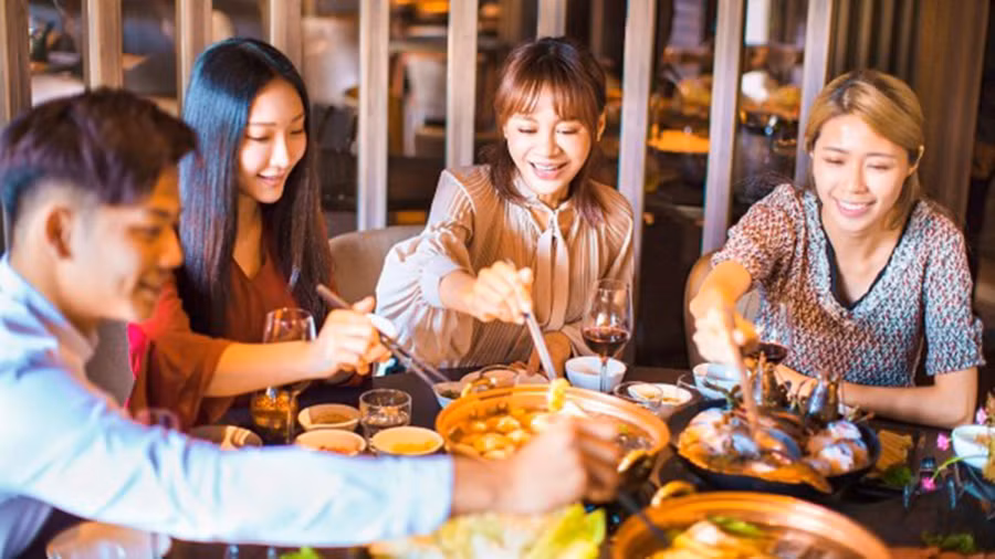 Lượng đường và chất béo trong máu tăng lên sau bữa ăn, cùng với việc thiếu vận động, lượng calo dư thừa sẽ chuyển hóa thành chất béo, dễ dẫn đến tăng cân. (Ảnh: ITN)