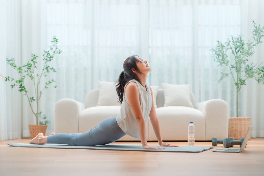 Uống nước ấm giúp thúc đẩy lưu thông máu và ngăn ngừa các bệnh tim mạch. (Ảnh: ITN) 3. Nướ 2-uong-nuoc-am.jpg