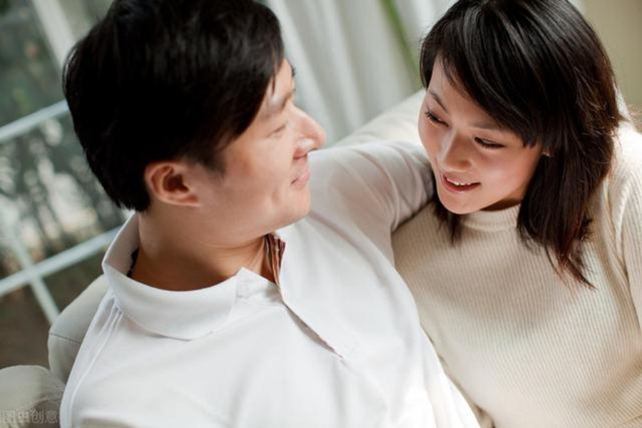 Là một người chồng tốt, bạn nên quan tâm, yêu thương vợ nhiều hơn khi cô ấy mang bầu. (Ảnh: ITN).