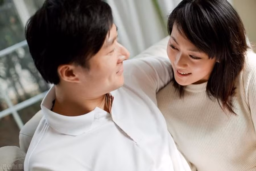 Là một người chồng tốt, bạn nên quan tâm, yêu thương vợ nhiều hơn khi cô ấy mang bầu. (Ảnh: ITN).