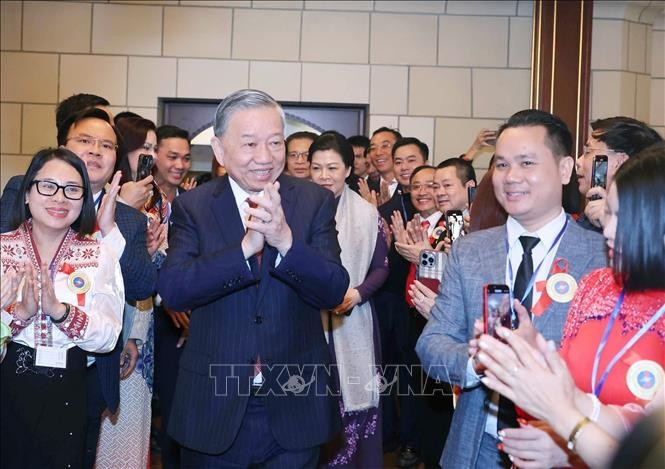 Tổng Bí thư Tô Lâm và Phu nhân gặp gỡ cán bộ, nhân viên cùng đại diện cộng đồng người Việt Nam tại Liên bang Nga. Ảnh: Thống Nhất/TTXVN. Tổng Bí thư Tô Lâm và Phu nhân gặp gỡ cán bộ, nhân viên cùng đại diện cộng đồng người Việt Nam tại Liên bang Nga. Ảnh: Thống Nhất/TTXVN.