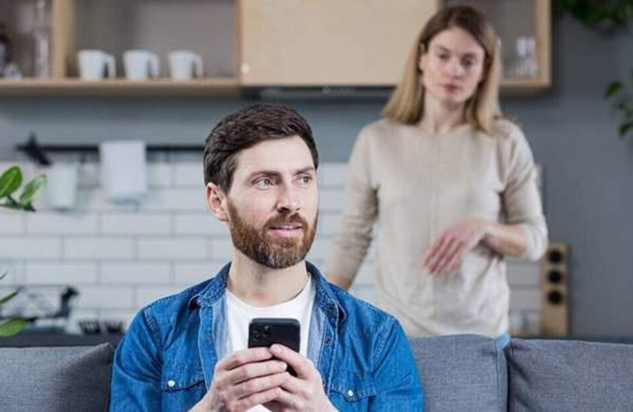 Nếu một người đã có đối tác tình cảm mà vẫn cài những ứng dụng hẹn hò trên điện thoại và không có bản ghi cuộc trò chuyện nào trong đó thì sẽ rất nguy hiểm. (Ảnh: ITN).