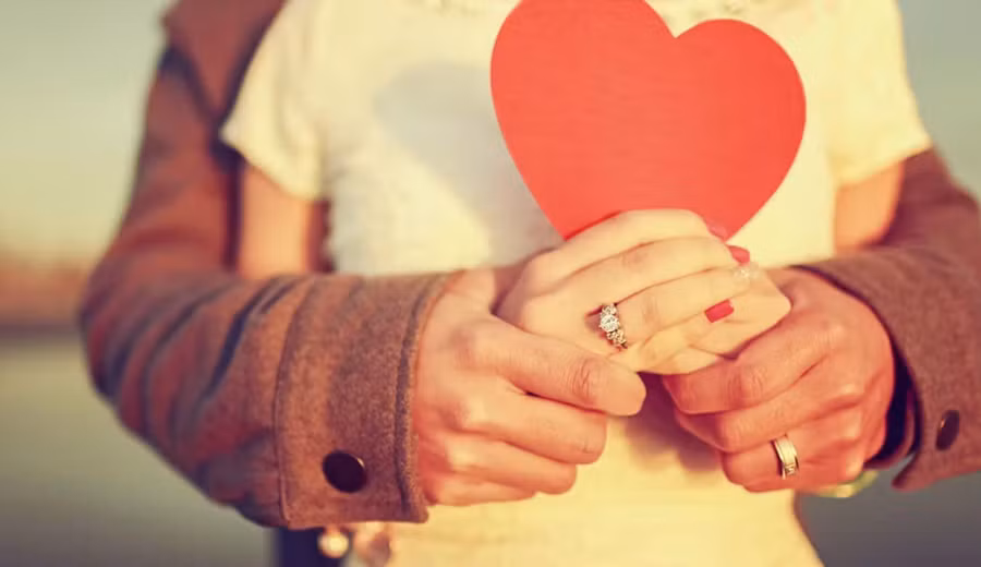 Trong cuộc sống hôn nhân, vợ chồng cần cùng nhau chia sẻ trách nhiệm gia đình. (Ảnh: ITN).