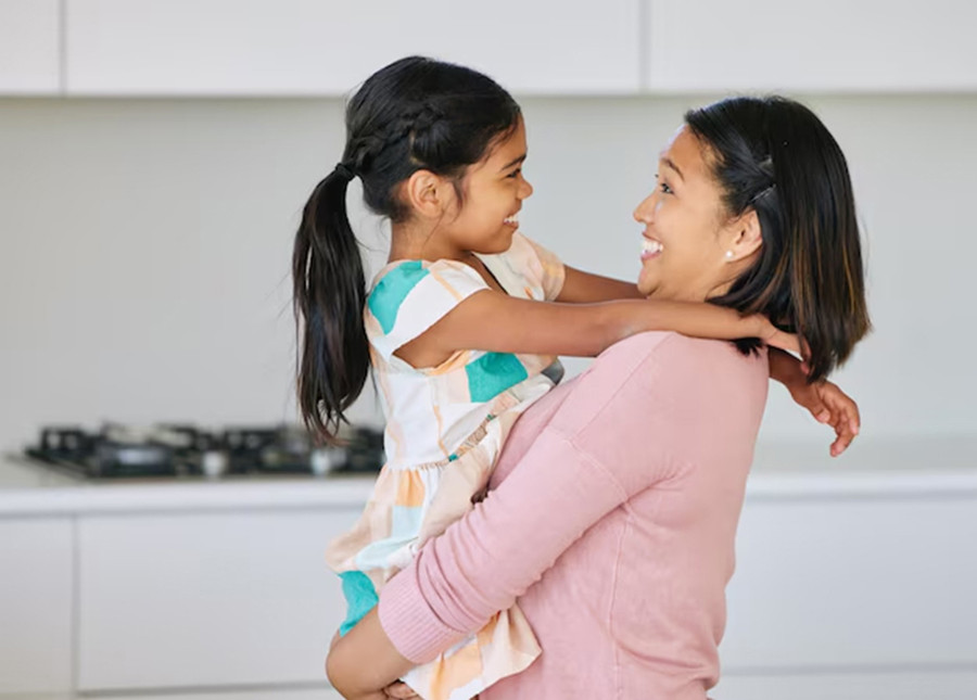 Sự tự đánh giá của một đứa trẻ trước hết xuất phát từ sự đánh giá của người khác về trẻ, và điều quan trọng nhất là sự đánh giá của cha mẹ. (Ảnh: ITN).