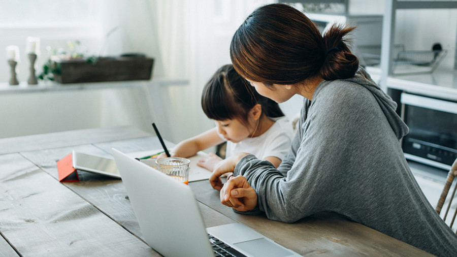 Người lớn cần chỉ cho trẻ những công cụ cần thiết để đối phó với mọi tình huống. (Ảnh: ITN)