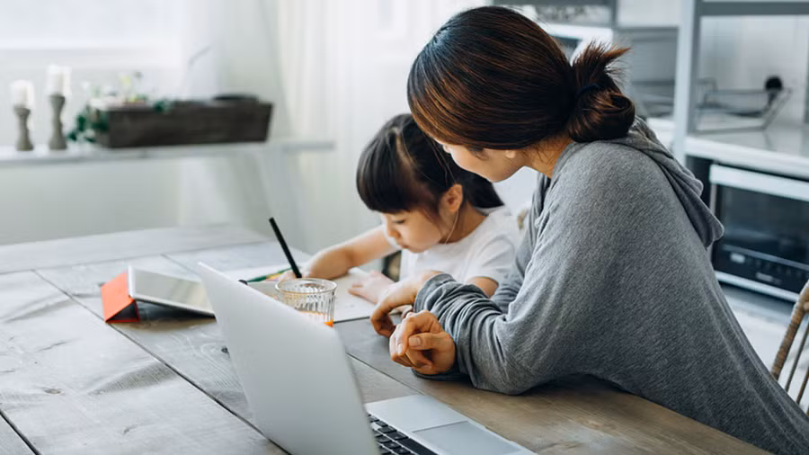 Người lớn cần chỉ cho trẻ những công cụ cần thiết để đối phó với mọi tình huống. (Ảnh: ITN)