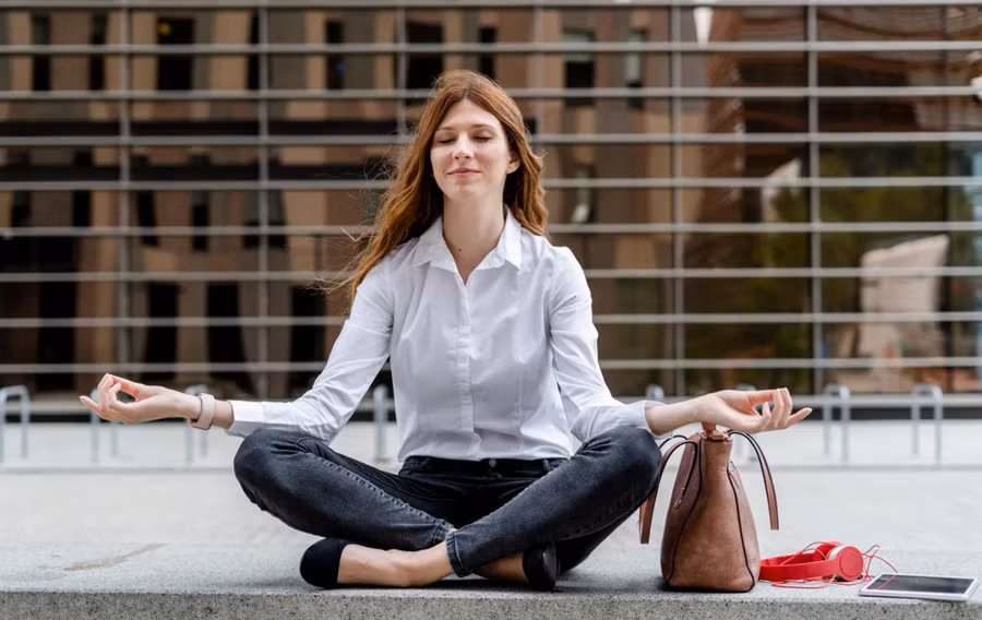 2. Ngoi tren san giup ban dung day.jpg