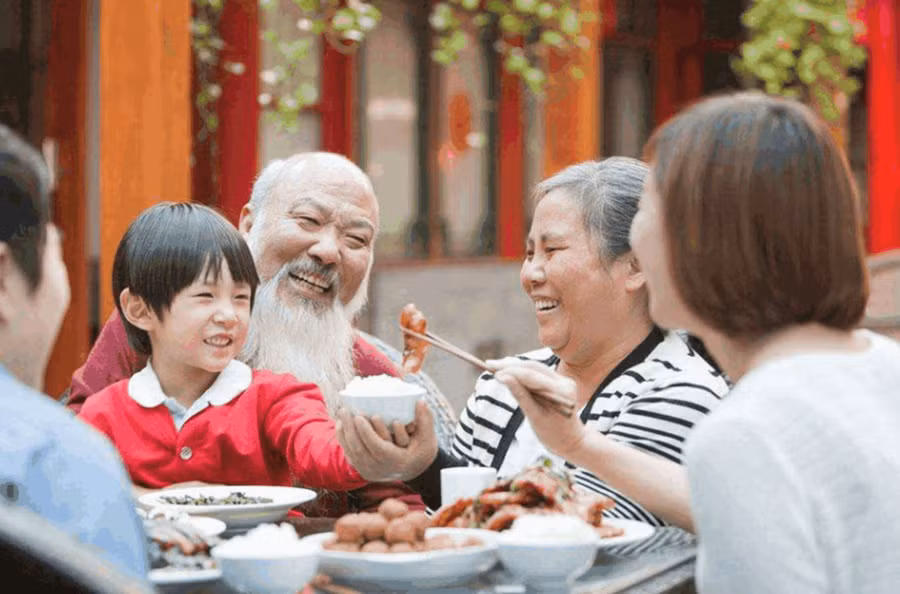 Ăn uống không đúng cách, có thể gây ra một loạt các vấn đề sức khỏe nghiêm trọng. (Ảnh: IT)