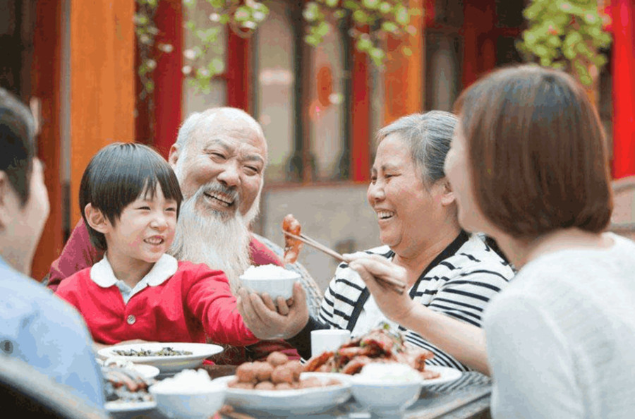 Ăn uống không đúng cách, có thể gây ra một loạt các vấn đề sức khỏe nghiêm trọng. (Ảnh: IT)