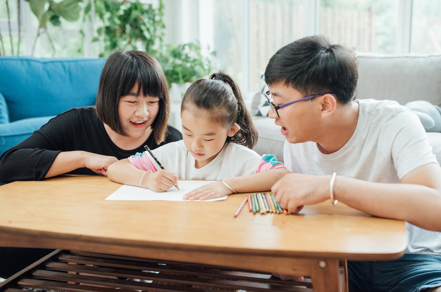 Cha mẹ có trách nhiệm bồi dưỡng đức tính trung thực ở con cái. (Ảnh: ITN) 3-cha-me-co-trach-nhiem.jpg