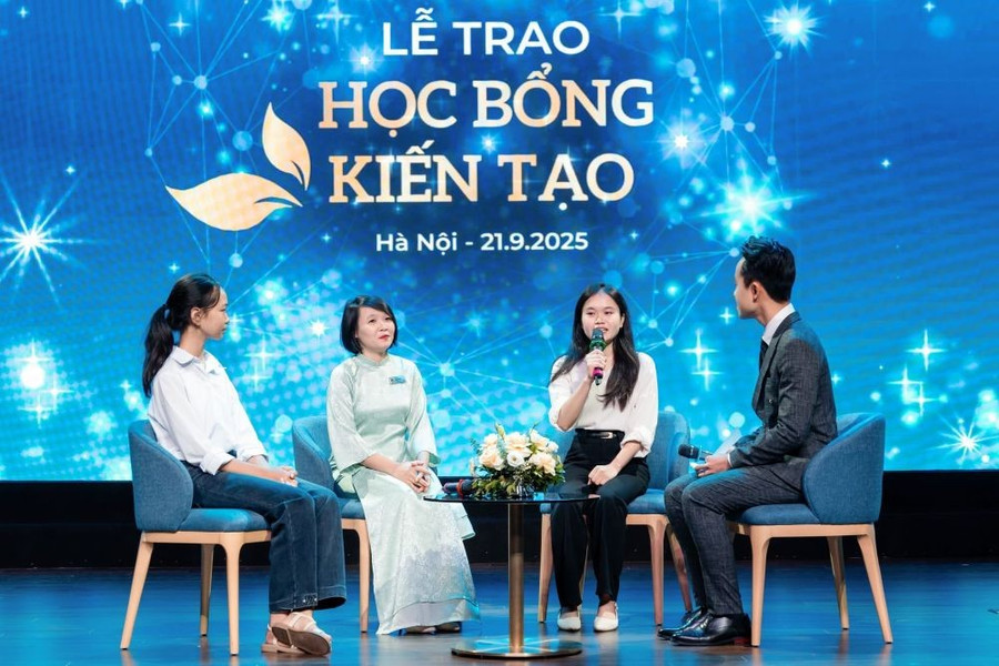 Các học sinh Học bổng kiến tạo và giáo viên gặp gỡ và chia sẻ nhiều câu chuyện ý nghĩa, nhìn lại hành trình 5 năm của chương trình. Ảnh: Vinschool Các học sinh Học bổng kiến tạo và giáo viên gặp gỡ và chia sẻ nhiều câu chuyện ý nghĩa, nhìn lại hành trình 5 năm của chương trình. Ảnh: Vinschool