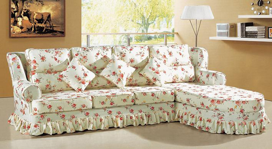 Nếu ghế sofa vải chỉ có một vài vết bẩn thì không cần phải tháo vỏ ghế để vệ sinh. (Ảnh: ITN).