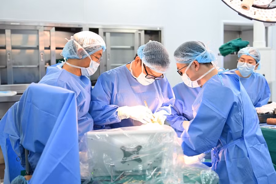 Ê-kíp bác sĩ Vinmec Đà Nẵng trải qua quá trình sát hạch khắt khe trước khi được cấp chứng chỉ phẫu thuật robot.