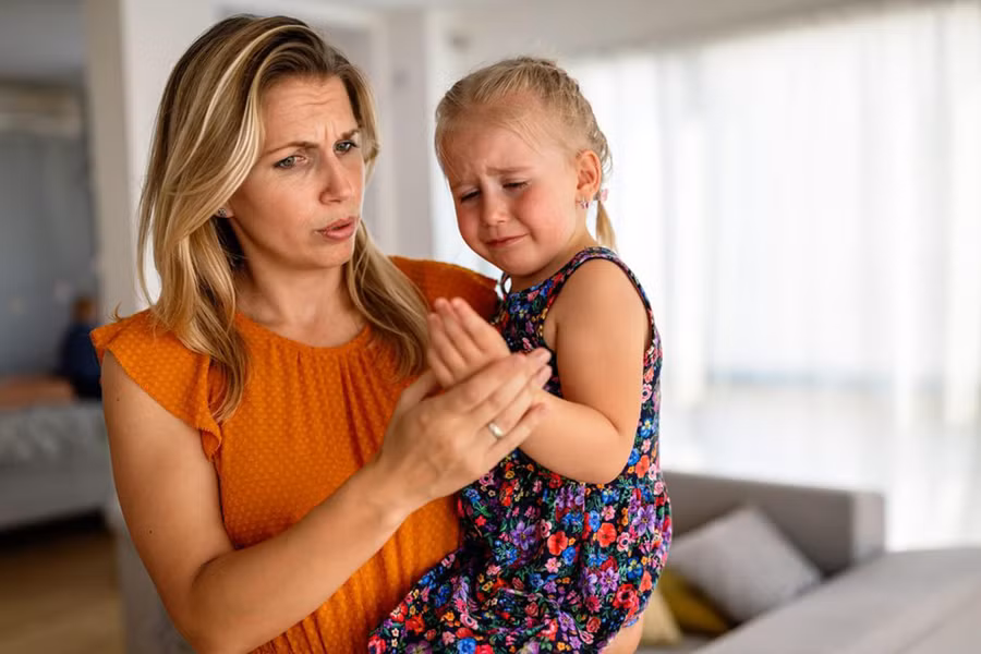 Tai nạn có thể xảy ra ngay trong nhà, đặc biệt là khi có trẻ nhỏ chạy nhảy xung quanh. (Ảnh: ITN).