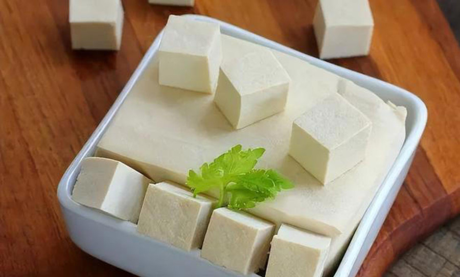 Đậu phụ là nguyên liệu giàu tinh bột và protein, có khả năng hấp thụ muối rất tốt (Ảnh: ITN) 2-dau-phu.jpg