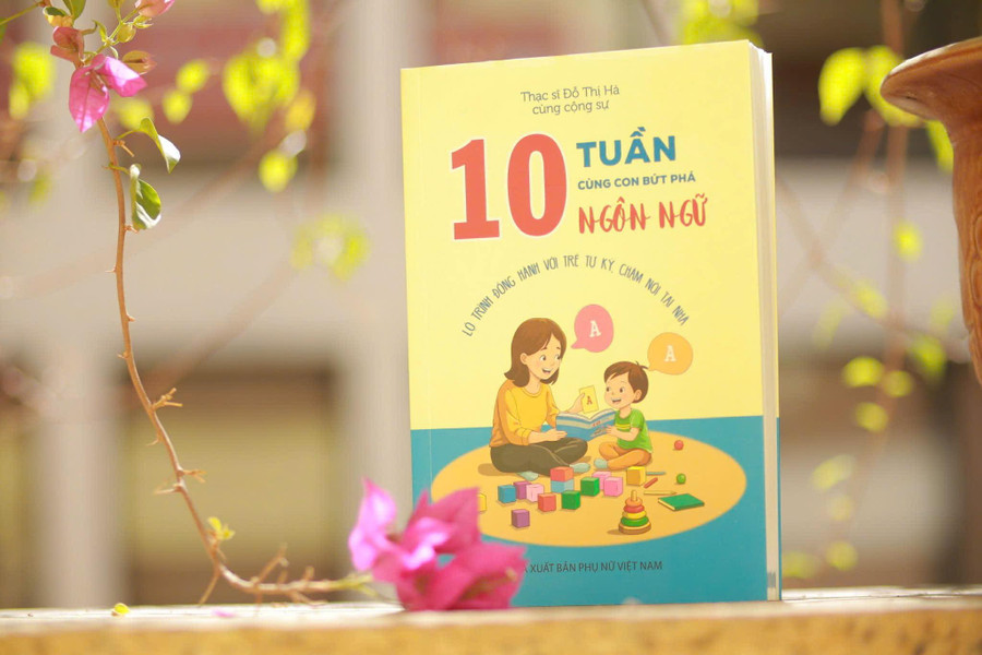 Cuốn sách 10 tuần cùng con bứt phá ngôn ngữ - Lộ trình đồng hành với trẻ tự kỷ, chậm nói tại nhà. Ảnh (Nhà xuất bản Phụ nữ Việt Nam)