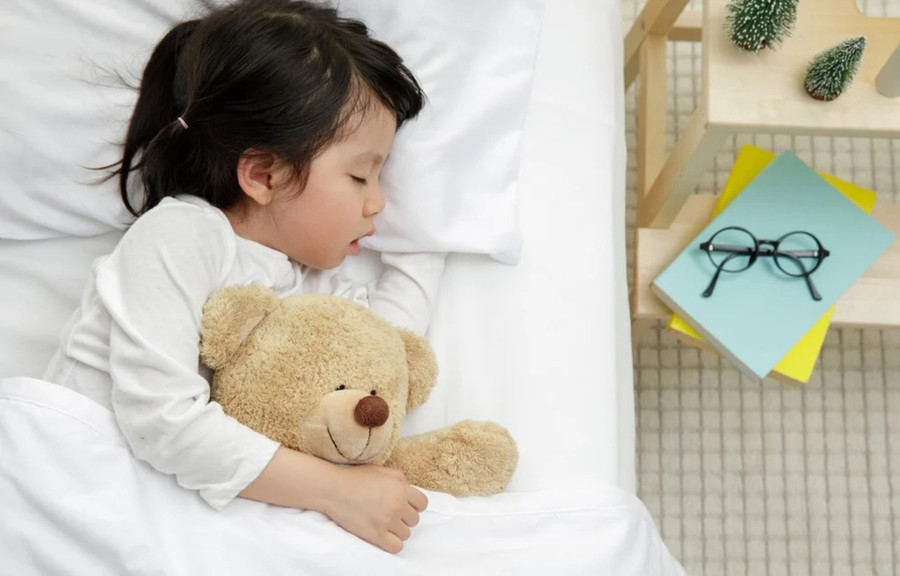 Thử cho bé ngủ chung với gối của mẹ, chiếc chăn quen thuộc của bố, hoặc một con thú bông mà bé lựa chọn. (Ảnh: ITN). 2-thu-cho-be-ngu-chung.jpg