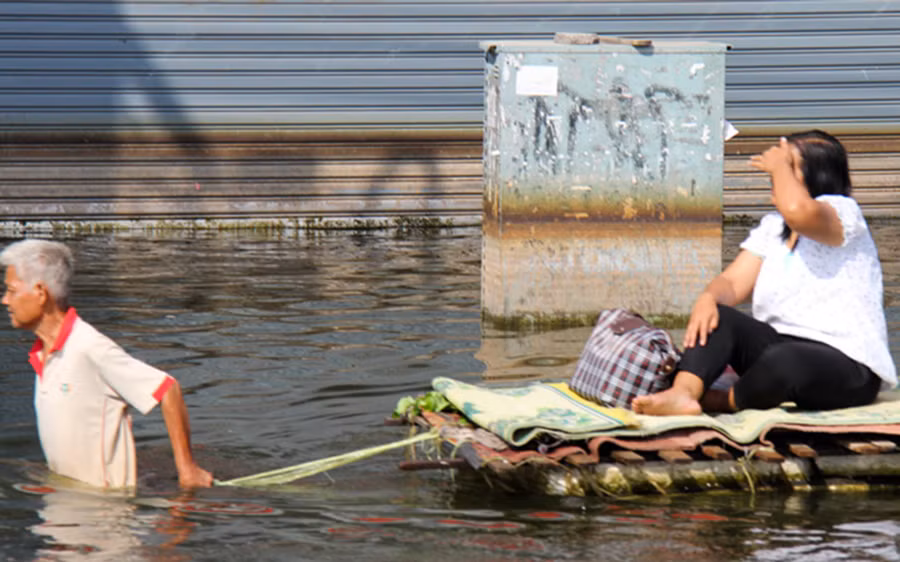 Khi các khu vực bị thiên tai vẫn đang ở nhiệt độ cao, các yếu tố nguy cơ gây bệnh khác nhau tăng lên, dễ gây ra sự xuất hiện của nhiều loại bệnh, đặc biệt là bệnh truyền nhiễm. (Ảnh: ITN)