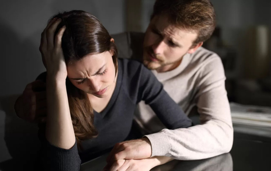 Những người có cơ địa nhạy cảm với tình yêu thường có nhiều hành động “bất thường”. (Ảnh: ITN). 