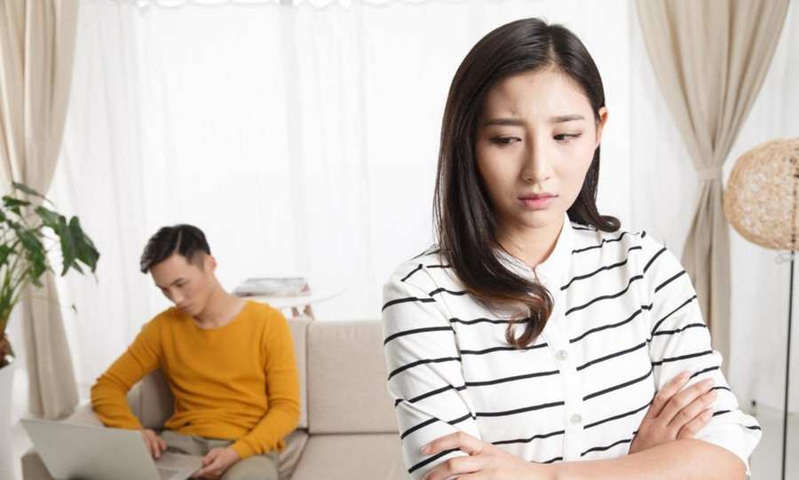 Có những người đàn ông dần dần mất đi tình yêu và sự quan tâm đối với vợ trong hôn nhân. (Ảnh: ITN)