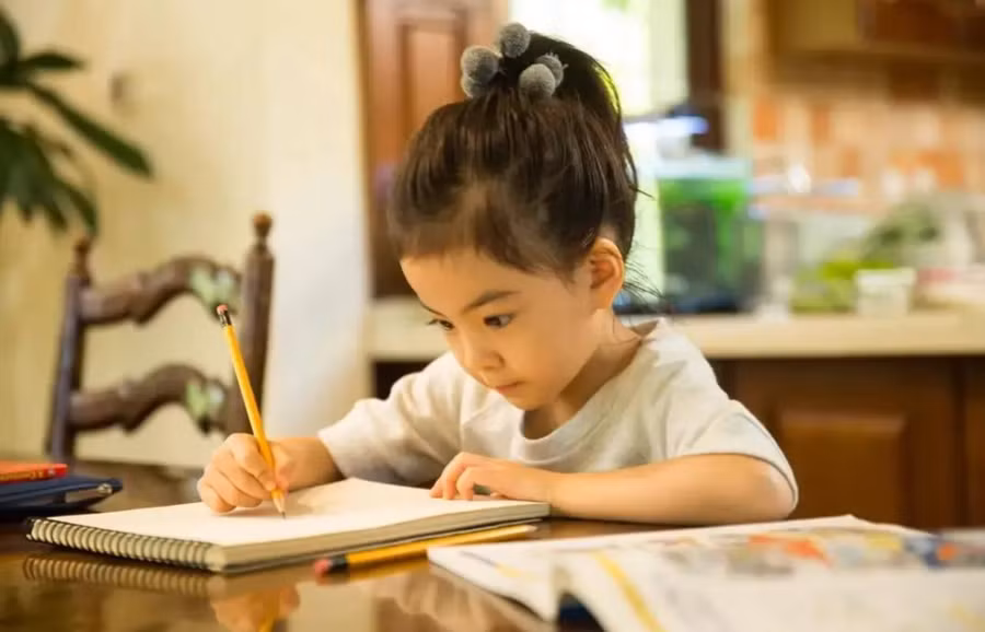 Một số việc cha mẹ càng buông tay, con càng có triển vọng. (Ảnh : ITN).