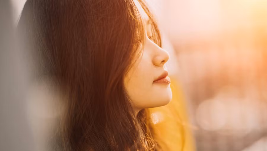 Tình cảm của phụ nữ giống như mưa mùa xuân, nhẹ nhàng và kín đáo. (Ảnh: ITN).