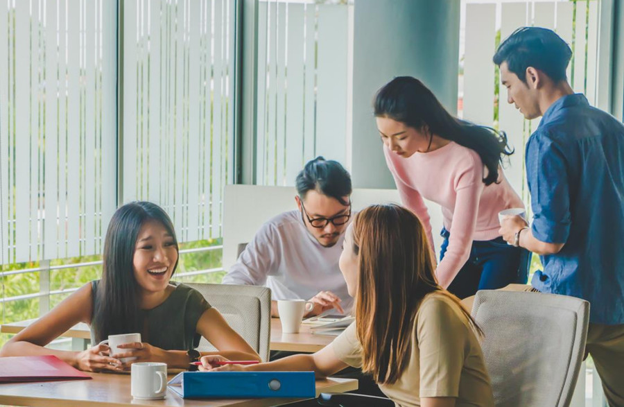 Nhìn bề ngoài, một số người trẻ hiện nay không còn xin tiền cha mẹ một cách lộ liễu như trước đây, nhưng thực chất, họ vẫn tận hưởng sự hỗ trợ tài chính từ cha mẹ. (Ảnh: ITN).