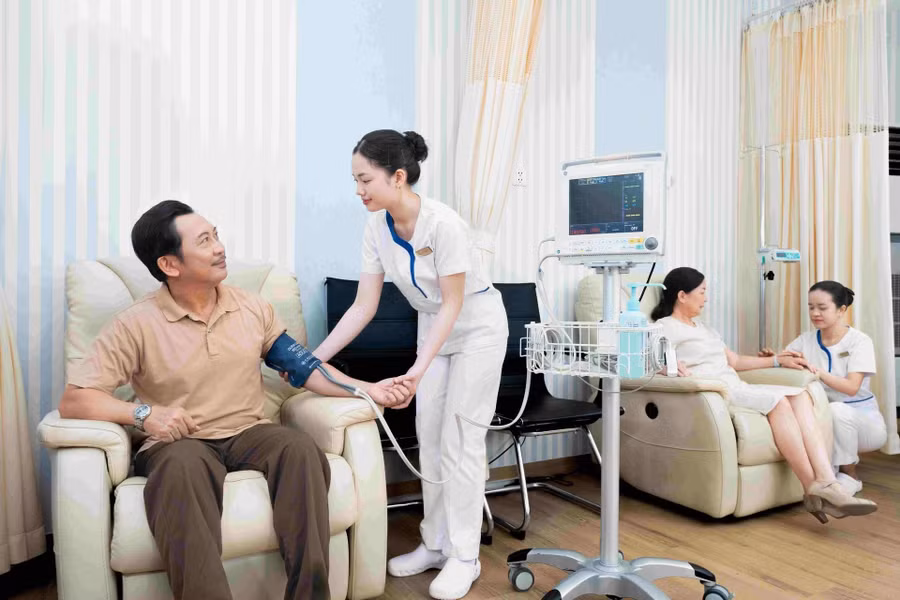Bên cạnh chăm sóc y khoa, đội ngũ điều dưỡng còn hỗ trợ tâm lý, đồng hành cùng người bệnh và gia đình trong các quyết định quan trọng.