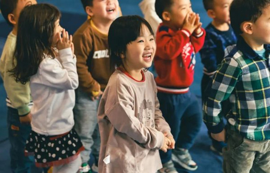 Tập trung vào sở thích của con và sử dụng điều này để hỗ trợ việc học của chúng ở trường. (Ảnh: ITN). 1-cha-me-can-the-hien.jpg